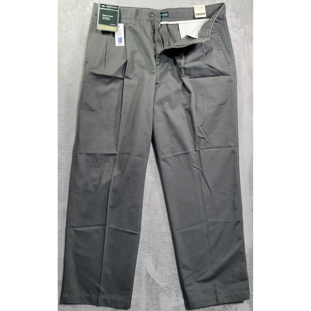 Dockers Recode Khaki Pants Mens 36x30 Gray Pleated Relaxed Fit No Wrinkles